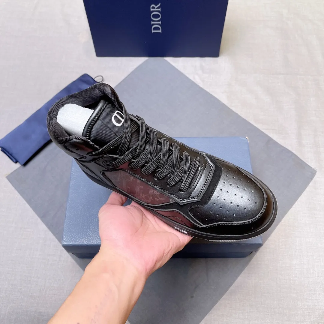 p440 "Dio*" mid-top B27 casual sneakers. This B27 high-top sneaker is a new product in the series and continues Di*r's classic style. Crafted from gray and white smooth calf leather with beige and black Oblique print panels on the sides. The "CD Icon" shaped shoelace eyelets are clever and delicate, and the two-color rubber sole, rear collar and heel are all equipped with the brand's iconic details to enhance the style. Oblique printed straps at the ankle allow for an adjustable fit to complement the overall design. Fashionable and versatile, it can complement any look. Create an exquisite design with unique dynamic vitality and modern atmosphere, presented in low-top and high-top styles. This new must-have shoe adds a new dimension to Dior's archive heritage, embodying modern elegance. Purchase the original version and make it 1:1. If you need top quality, please come to me! Male 38-44! No. 067